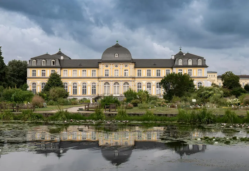 Bonn Bonn — ehemalige Bundeshauptstadt mit romanischem Münster und Beethoven-Geburtshaus