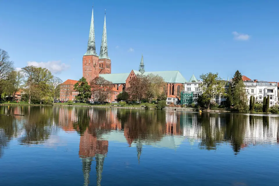 Lübeck — UNESCO-Welterbe-Altstadt mit Backstein-Gotik, Holstentor und Marienkirche