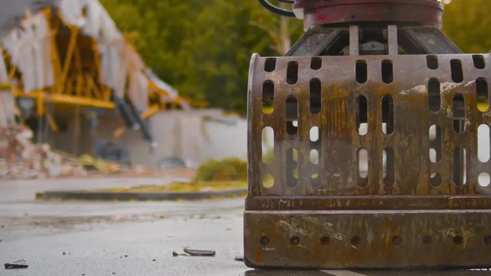 Rückbau und Abriss in Deutschland Bagger auf einer Rückbau-Baustelle in Deutschland — kontrollierter Abbruch durch Fachbetrieb